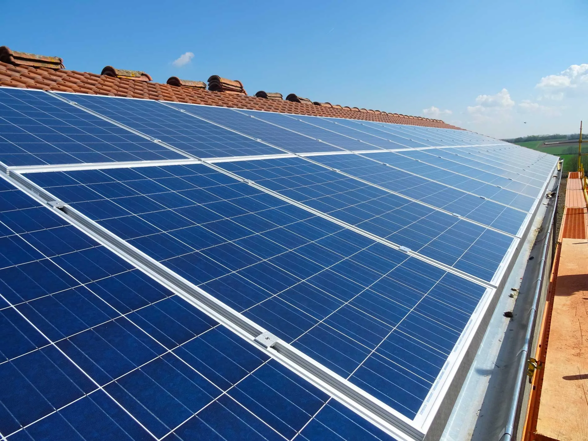 Pose de panneaux solaires à Avesnelles (59)